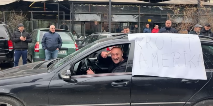 Sali Berisha për herë të parë në SPAK, qytetari del me pankartë: Rroftë Amerika