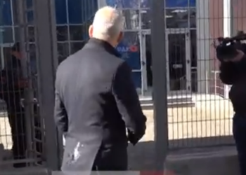 Po shkonte në gjyqin e Belerit, Vangjel Dule goditet me vezë (VIDEO)