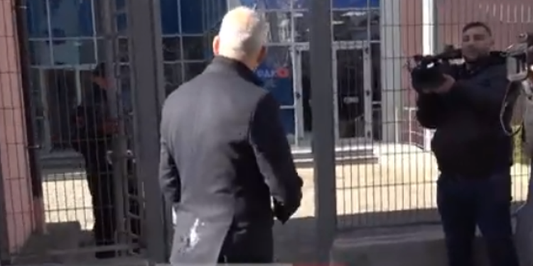 Po shkonte në gjyqin e Belerit, Vangjel Dule goditet me vezë (VIDEO)