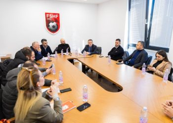 “Zhdukja” e tifozëve nga stadiumet shqiptare dhe një shaka me formulën e re…