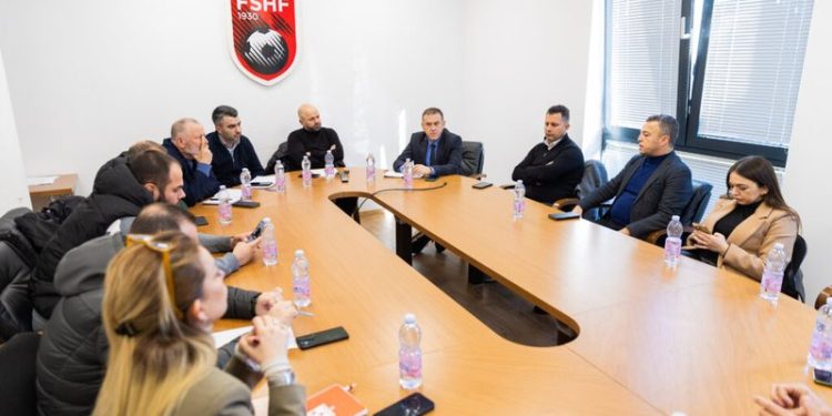 “Zhdukja” e tifozëve nga stadiumet shqiptare dhe një shaka me formulën e re…