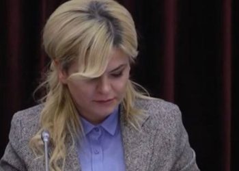 “Keni dy fëmijë…dhe…mendoni për ta!”, kërcënohet gjyqtarja