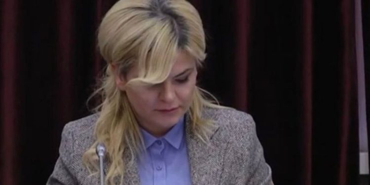 “Keni dy fëmijë…dhe…mendoni për ta!”, kërcënohet gjyqtarja