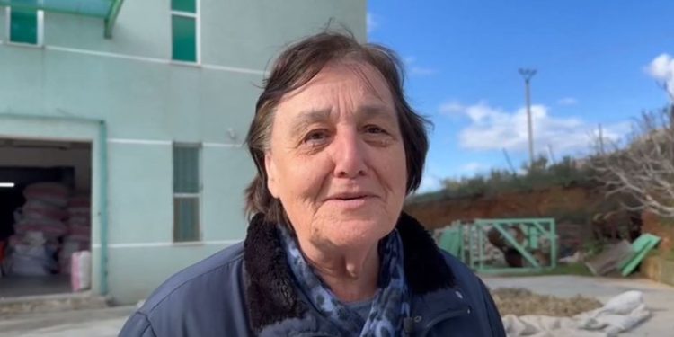 Njihuni me Verën nga Delvina, gruaja që nisi mes plumbave të ’97 biznesin e bimëve medicinale (VIDEO)