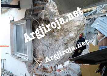 U zuri shkëmbi në banesë, shpëtohet 25-vjeçari në Përmet (FOTO)