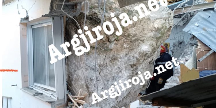 U zuri shkëmbi në banesë, shpëtohet 25-vjeçari në Përmet (FOTO)