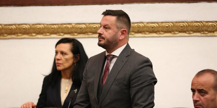 Ben Ahmetaj në arrati, kush është deputeti që mori mandatin e tij