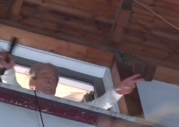 Berisha si Papa, ju flet militantëve të PD nga dritarja e shtëpisë: Ta shtrijmë mosbindjen civile në të gjithë Shqipërinë