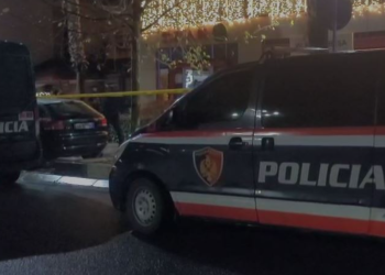 Vrasja mafioze në Vlorë, policia gjen makinën e djegur të autorëve