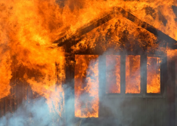 Merr flakë një shtëpi në Sarandë