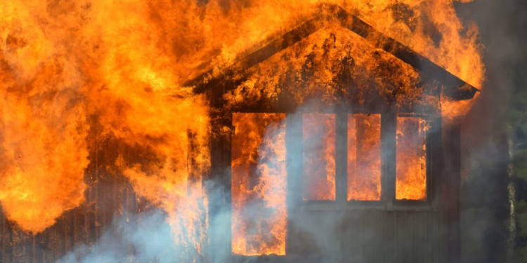 Merr flakë një shtëpi në Sarandë