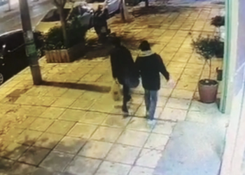 Krimi makabër në Selanik, gruaja shqiptare duke ecur me partnerin e saj pak para se ai ta qëllonte me thikë (VIDEO)