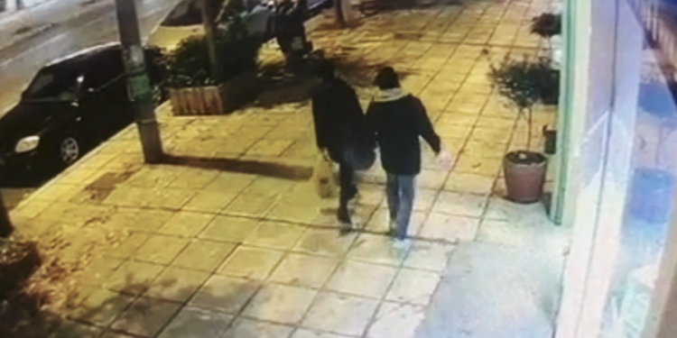 Krimi makabër në Selanik, gruaja shqiptare duke ecur me partnerin e saj pak para se ai ta qëllonte me thikë (VIDEO)
