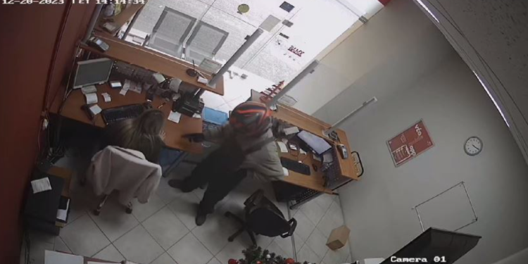 Grabitën një zyrë postare nën kërcënimin e armës, arrestohen dy shqiptarë në Athinë