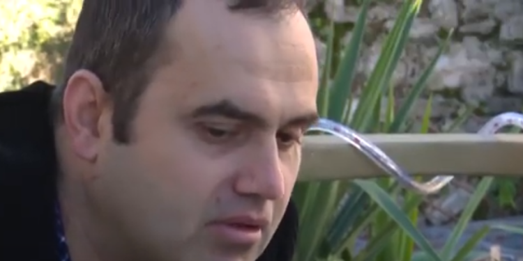 Njihuni me Fjorel Çomon, koleksionistin nga Gjirokastra të “fiksuar” pas pullave postare (VIDEO)