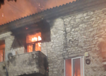 3 apartamente të djegura në Memaliaj, shkak i zjarrit dyshohet një pajisje ngrohje