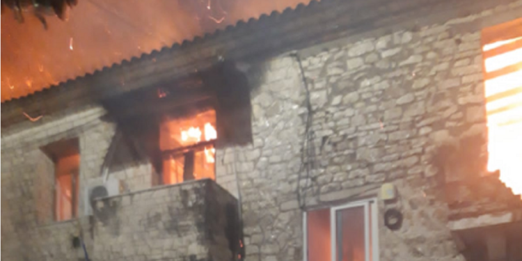 3 apartamente të djegura në Memaliaj, shkak i zjarrit dyshohet një pajisje ngrohje