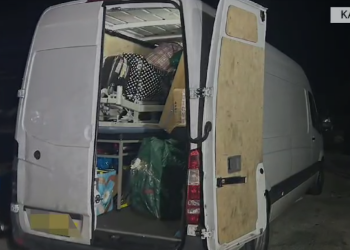 Kapen në Kakavijë bizhuteri floriri, produkte kozmetike dhe llamba për kanabisin, 38-vjeçari arrestohet për kontrabandë (VIDEO)