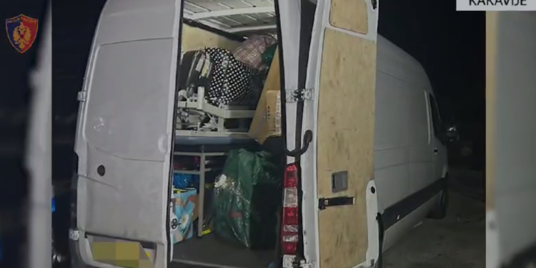 Kapen në Kakavijë bizhuteri floriri, produkte kozmetike dhe llamba për kanabisin, 38-vjeçari arrestohet për kontrabandë (VIDEO)