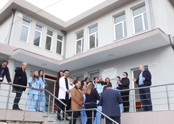 “Na keni bërë nderin më të madh”, rikonstruktohet Qendra Shëndetësore e Libohovës (VIDEO)