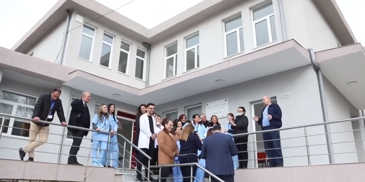 “Na keni bërë nderin më të madh”, rikonstruktohet Qendra Shëndetësore e Libohovës (VIDEO)