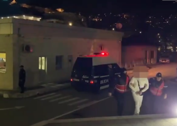 Trafiku i klandestinëve, arrestohet i riu në Gjirokastër. Ja çfarë iu gjet në makinë (VIDEO)