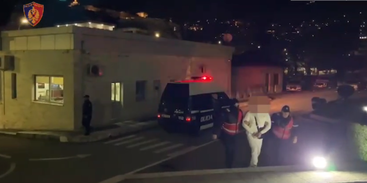 Trafiku i klandestinëve, arrestohet i riu në Gjirokastër. Ja çfarë iu gjet në makinë (VIDEO)