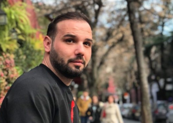 U denoncua i zhdukur nga familjarët e tij, gjendet i dehur në motel gazetari i njohur shqiptar