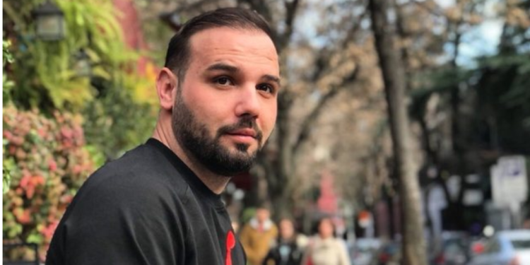 U denoncua i zhdukur nga familjarët e tij, gjendet i dehur në motel gazetari i njohur shqiptar