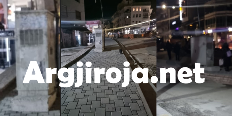 Kabina e çuditshme si ‘monument kulture’, zapton trotuarin e ri në Gjirokastër (FOTO)
