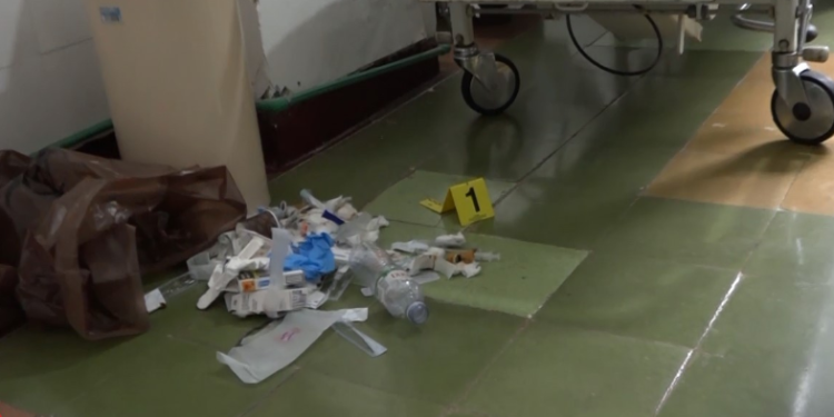 Ulëritëse/ Mbetjet e rrezikshme spitalore në Delvinë hidhen nëpër kazanë dhe pemë (VIDEO)