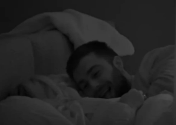 “Nxirre pak gjuhën ta shikoj sa të gjatë e ke…”, puthje e përqafime në krevat, çfarë ndodhi poshtë jorganit mes Ilnisës e Meritonit (VIDEO)