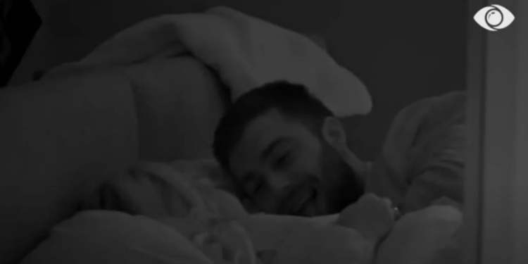 “Nxirre pak gjuhën ta shikoj sa të gjatë e ke…”, puthje e përqafime në krevat, çfarë ndodhi poshtë jorganit mes Ilnisës e Meritonit (VIDEO)