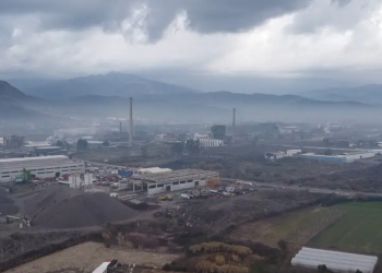 Deutsche Welle: Shqiptarët ‘thithin’ vdekjen, ekonomia e ndërtuar mbi ndotjen