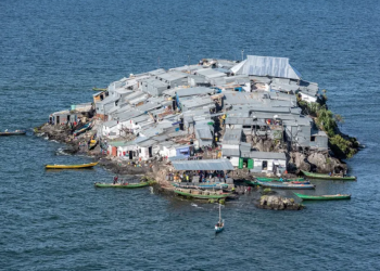 Ishulli i çuditshëm, aty ku 1000 njerëz jetojnë në 2000 metra katrorë: Me kafene, farmaci e madje dhe shtëpi publike (FOTO)