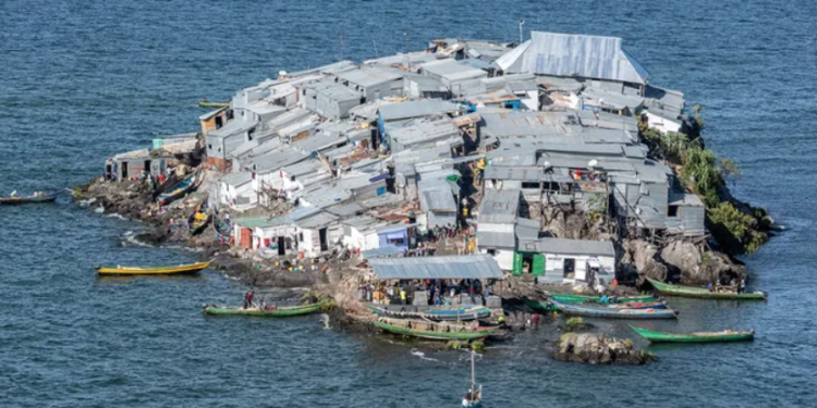 Ishulli i çuditshëm, aty ku 1000 njerëz jetojnë në 2000 metra katrorë: Me kafene, farmaci e madje dhe shtëpi publike (FOTO)