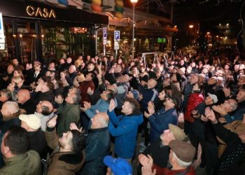 “O Sali dil nga shtëpia siç bëri Gjergj Elez Alia”, demokrati i thur vargje Berishës poshtë ballkonit