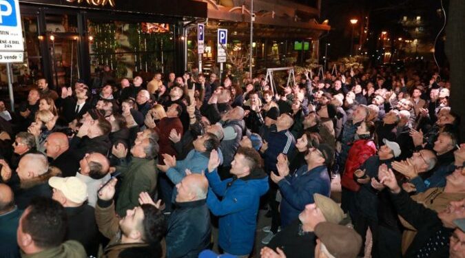 “O Sali dil nga shtëpia siç bëri Gjergj Elez Alia”, demokrati i thur vargje Berishës poshtë ballkonit