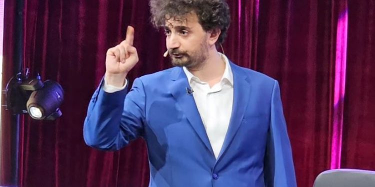 Aktori nga Saranda tregon problemet me shëndetin mendor: Më dërguan te 5-sa, më çuan me zor te një psikolog