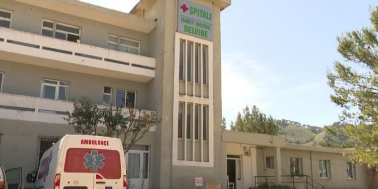 Hodhën mbetjet spitalore në vend të papërshtatshëm, procedohen penalisht 4 infermierë në Delvinë