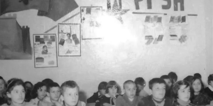 “Ai nxori revolen dhe qëlloi në kokë mësuesen”, ngjarja tragjike në Tepelenë, që alarmoi Enver Hoxhën