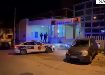 Grabiti byzylykun e floririt nën kërcënimin e thikës, arrestohet 18-vjeçari në Sarandë