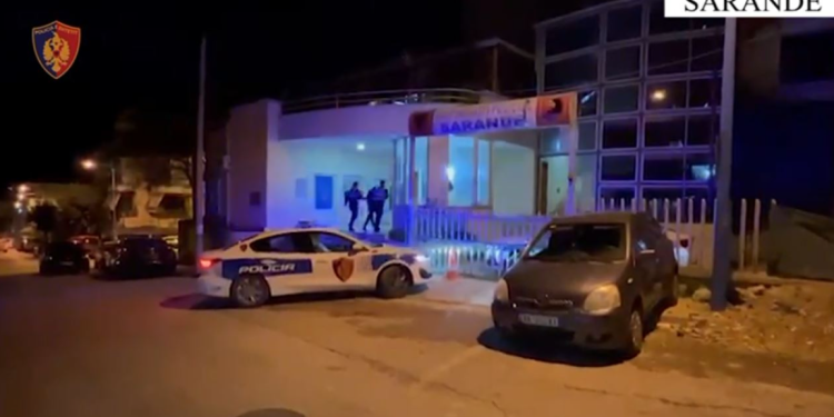 Grabiti byzylykun e floririt nën kërcënimin e thikës, arrestohet 18-vjeçari në Sarandë