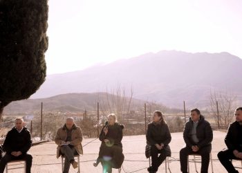 Anila Denaj takon në Gjirokastër blegtorët e jugut: Nuk mund të ndërhyjmë në çmimin e qumështit