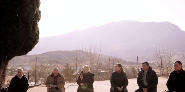 Anila Denaj takon në Gjirokastër blegtorët e jugut: Nuk mund të ndërhyjmë në çmimin e qumështit