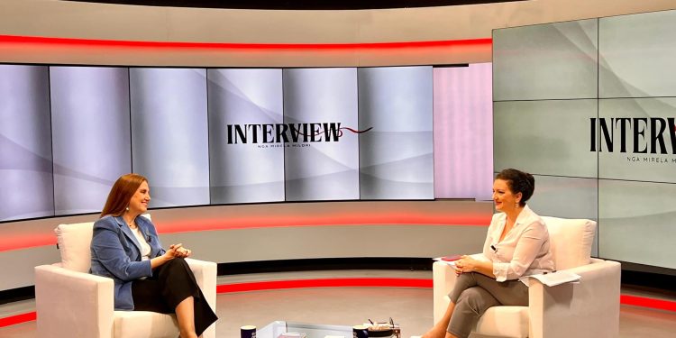 Ç’do t’i thoje sot Mirelës 20 vjeç? Ministrja: Bravo të qoftë! Rrëfimi i pazakontë i Mirela Kumbaros për jetën e saj (VIDEO)