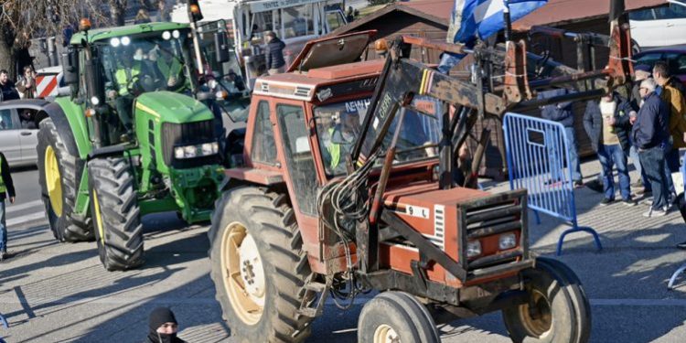 Protesta, fermerët kërcënojnë se do zbresin në Athinë me traktorë