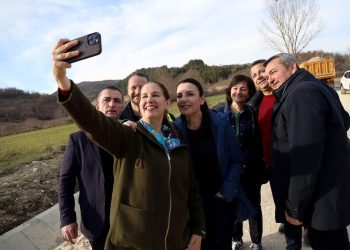 I zgjedhuri i Berishës në Memaliaj, selfie e shtrëngim duarsh me ministrat e Ramës (FOTO)
