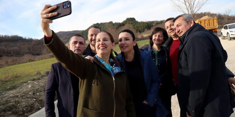 I zgjedhuri i Berishës në Memaliaj, selfie e shtrëngim duarsh me ministrat e Ramës (FOTO)