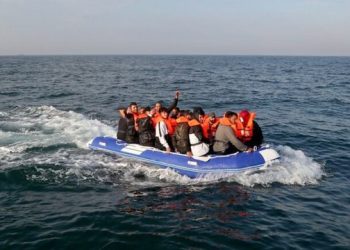 U kap duke trafikuar emigrantë drejt Anglisë, shqiptari dënohet me mbi 2 vite burgim (Emri)